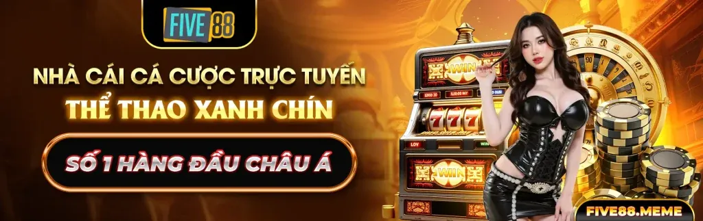 Sân vận động đầy ắp khán giả với logo qh77 nổi bật, thể hiện sự sôi động của cá cược thể thao trực tuyến và niềm đam mê bóng đá.